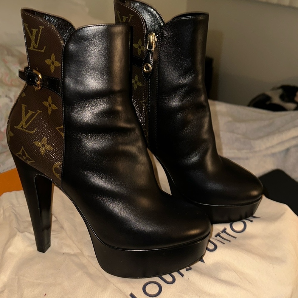 Brand new never worn - Louis Vuitton Afterglow ankle bootie size 38.